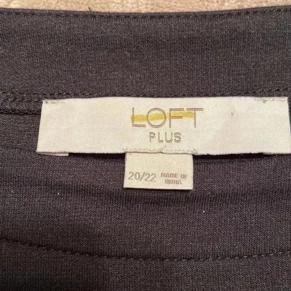 Loft Plus Black Shirt with Black & White Skirt on Back.  Size 20/22. - Picture 4 of 5
